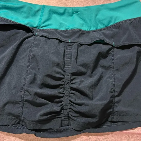 Lululemon Run Speed Wet Dry Warm Skirt size 8 Navy Blue