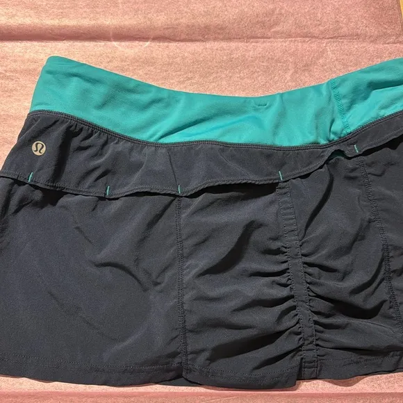 Lululemon Run Speed Wet Dry Warm Skirt size 8 Navy Blue