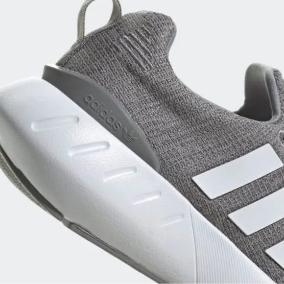 NEW Adidas Swift Run 22 Shoes