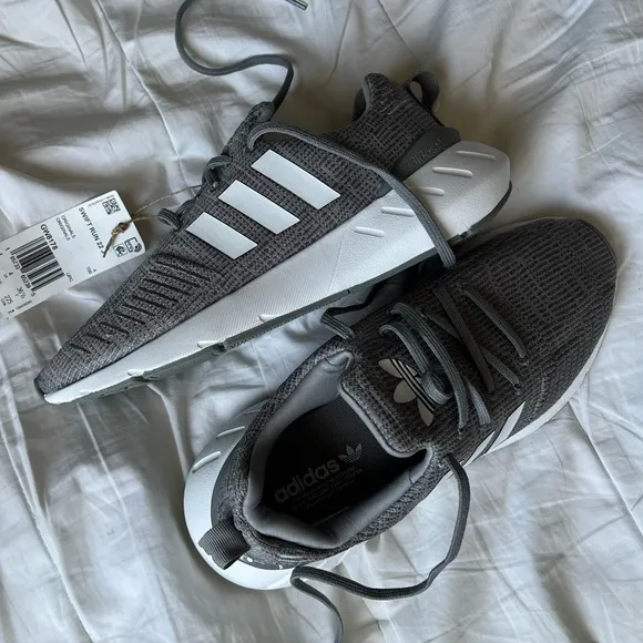 NEW Adidas Swift Run 22 Shoes