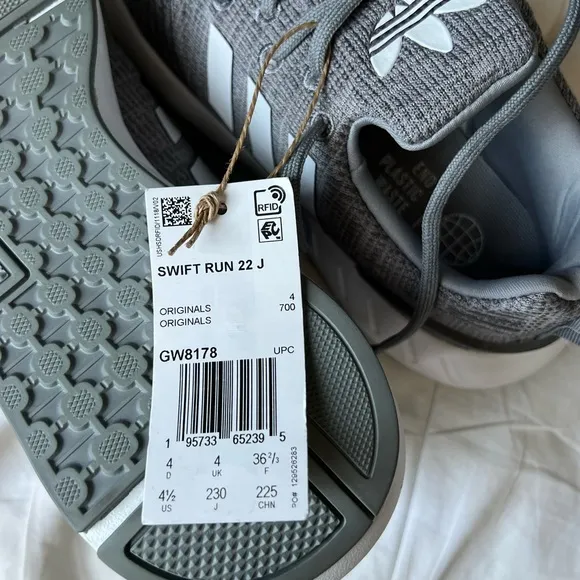NEW Adidas Swift Run 22 Shoes