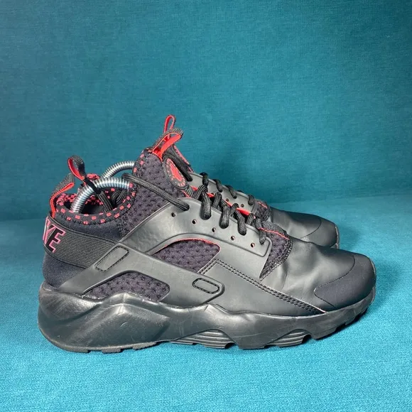 Size 8.5 - Men’s Nike Huarache Black shoes